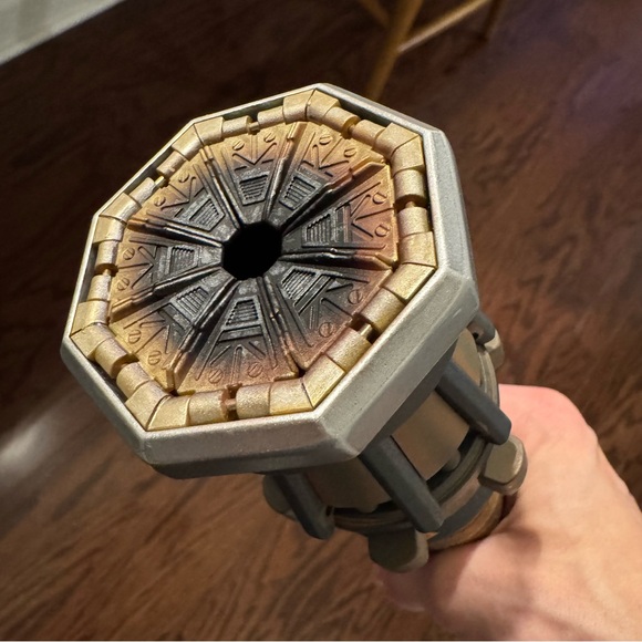 Rey Skywalker Legacy LIGHTSABER Hilt - Star Wars: Galaxy's Edge - Picture 8 of 17